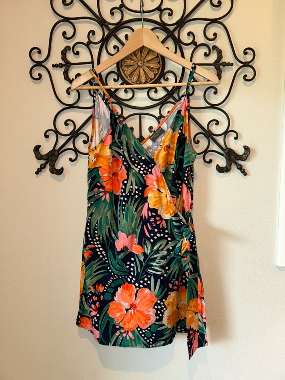DRESS FORUM TROPICAL V-NECK ROMPER SIZE LARGE